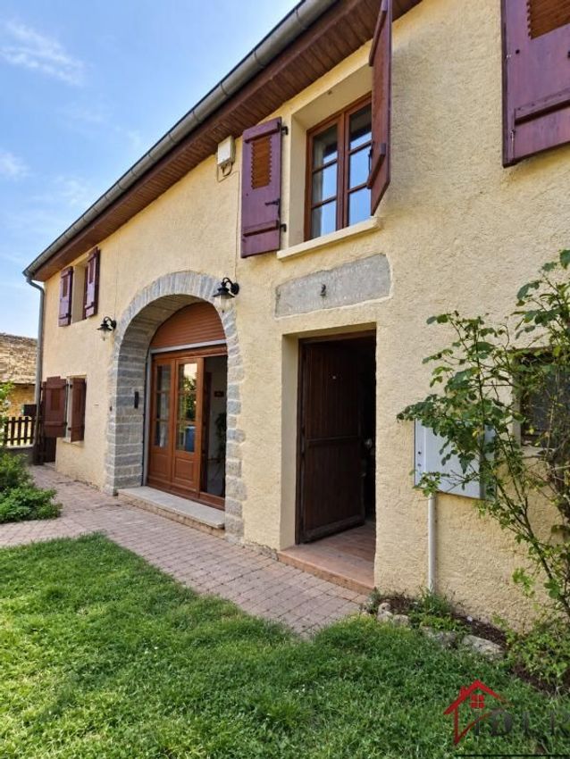 Image Façade à  maison de village de Raze