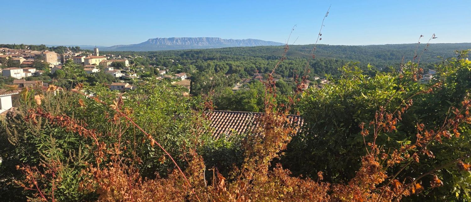 Image Vue à terrain de Peypin