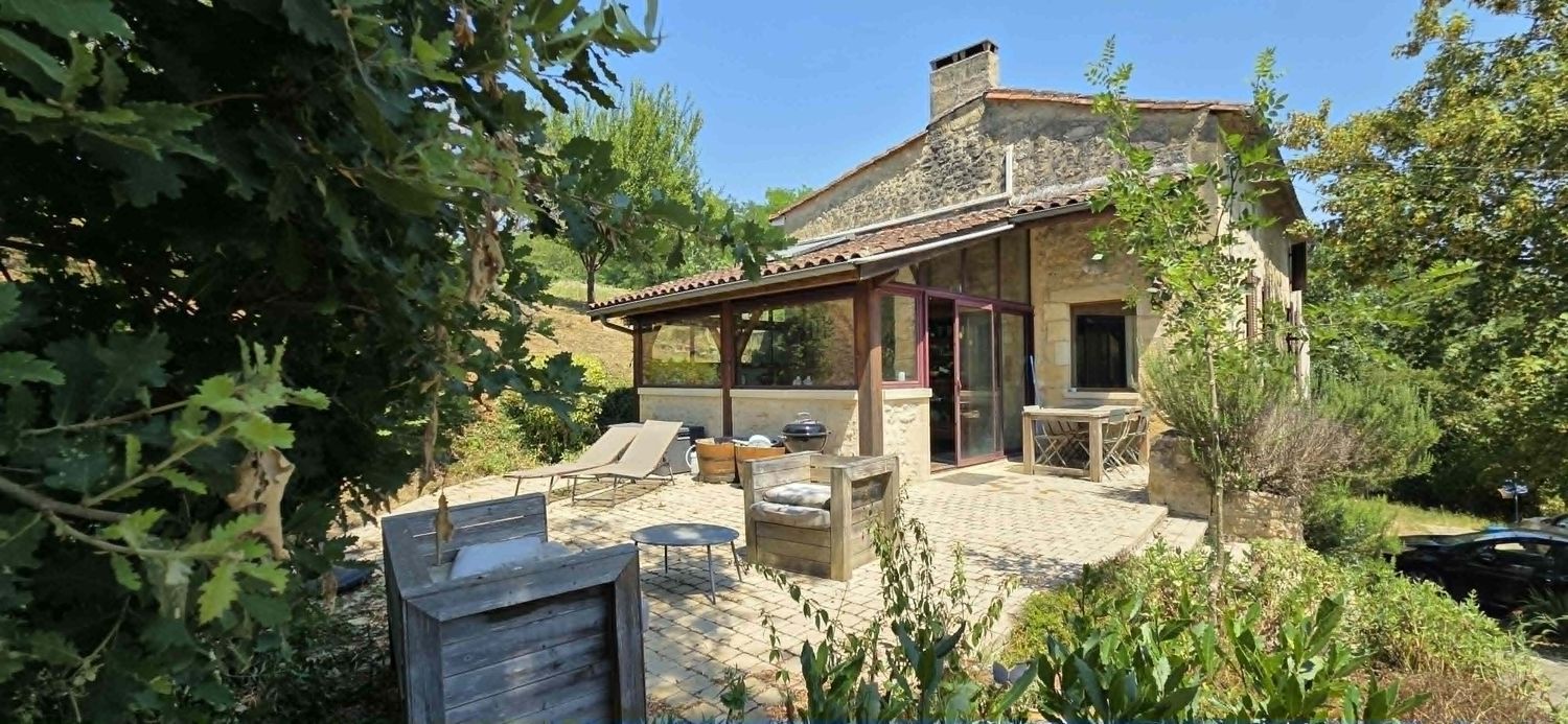 Image Façade à  villa de Le Tourne
