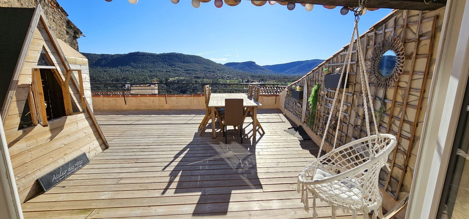 Image Terrasse à  maison de village de Bagnols-en-Forêt