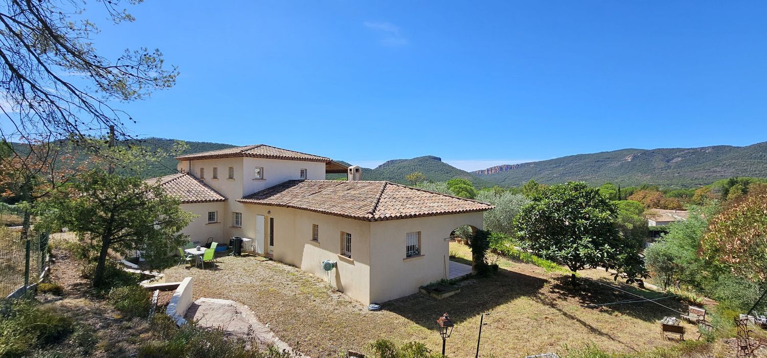 Image Façade à  villa de Bagnols-en-Forêt